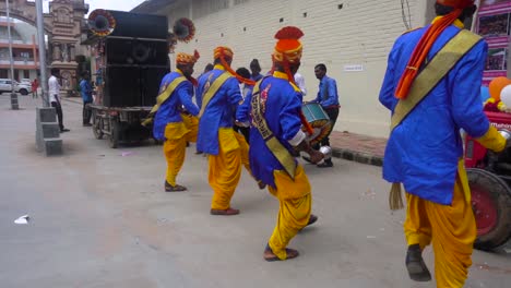 Gente-Bailando-En-Visarjan-En-El-Festival-Ganesh-De-India