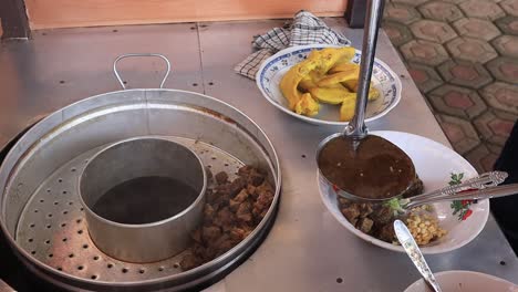 soto-lamongan-seller-prepares-a-menu-at-his-stall,-Batang-Indonesia