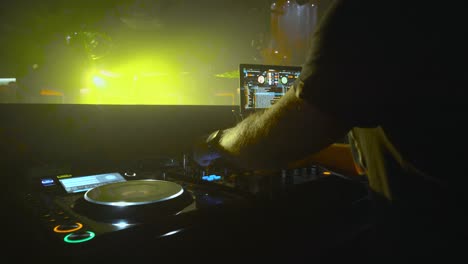 DJ-Está-Tocando-En-Mesas-Giratorias-En-Un-Club-En-Stuttgart