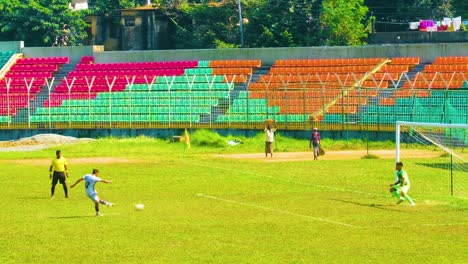 Junior-Fußballer-Schießt-Elfmetertor-Während-Fußballspiel-In-Hellblauem-Kit---Bangladesch,-Asien