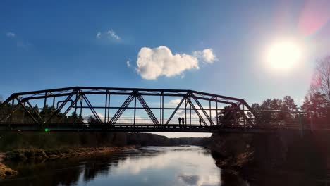 Menschen-In-Der-Silhouette-Blicken-Von-Der-Ainazi-Smiltene-Brücke-In-Valmiera,-Lettland-Auf-Den-Fluss-Gauja