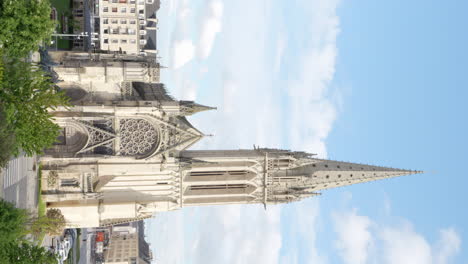 Toma-Vertical-De-La-Fachada-De-La-Iglesia-De-Saint-Pierre,-Caen,-Francia.