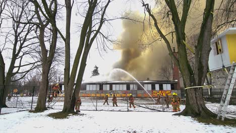 Massive-school-fire-and-smokes-in-Canada,-static-view