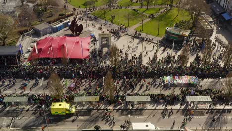 Vista-De-Pájaro-Sobre-La-Plaza-Eyre-Repleta-De-Vida-Festiva-Durante-El-Desfile,-Galway,-Irlanda