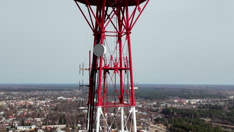 Primer-Plano-De-Drones-En-El-Servicio-De-Comunicación-De-La-Torre-Roja-Blanca-Abandonada-En-Valmiera,-Letonia