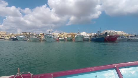 Riesige-Boote-Vertäut-Im-Seehafen-In-Valletta,-Malta,-Dolly-Ansicht-Von-Vorbeifahrendem-Boot,-Handheld