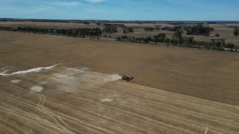 Tractor-harvesting-grain,-Esperance-area-in-Western-Australia
