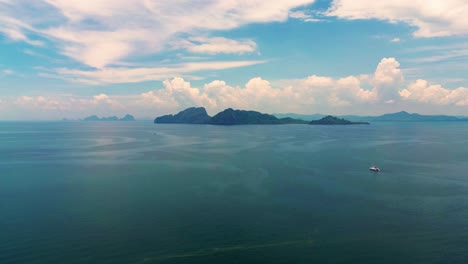 4K-Filmaufnahmen-Einer-Naturdrohnenaufnahme-Einer-Panorama-Luftaufnahme-Der-Wunderschönen-Strände-Und-Inseln-Rund-Um-Die-Insel-Koh-Lanta-In-Krabi,-Südthailand,-An-Einem-Sonnigen-Tag