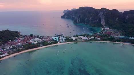 4K-Blick-Auf-Die-Insel-Bei-Wunderschönem-Sonnenuntergang-Am-Weltberühmten-Tropischen-Touristenziel