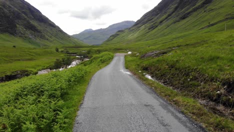 Antena-De-Drones-Bajos-De-Porsche-GT3-Cerca-De-Glencoe-Y-Glen-Etive