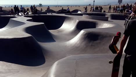 Skate-boarders-at-Santa-Monica-Beach,-California-skate-park