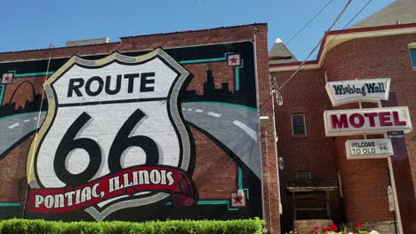 Route-66-Pontiac-Illinois-Mural,-Dolly