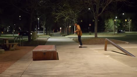 Patinar-En-El-Skatepark-Por-La-Noche