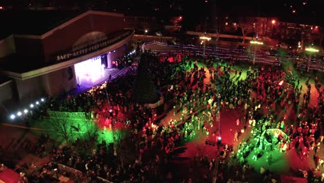 Luftaufnahme-Der-Menschenmenge,-Die-Während-Der-Weihnachtszeit-In-New-Jersey-Auf-Die-Zeremonie-Zur-Baumbeleuchtung-In-Fort-Lee-Wartet