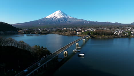 Monte-Fuji-Y-El-Puente-Kawaguchiko-Ohashi-Durante-El-Amanecer-En-Japón