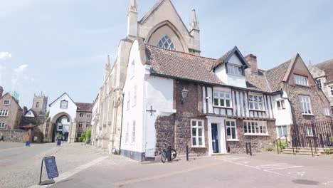 Edificios-Históricos-En-El-Cierre-De-La-Entrada-A-La-Catedral-De-La-Ciudad-Erpingham-Gate