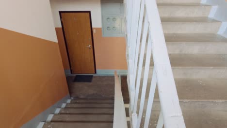 Innenansicht-Eines-Alten-Sowjetischen-Wohnhauses-Mit-Treppen-Und-Holz-/Metalltüren