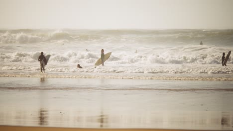 Surfistas-Disfrutando-De-Un-Día-Soleado-En-La-Playa-De-La-Teste-De-Buch,-Francia