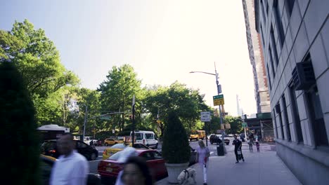Straßenaufnahme-In-New-York-City,-Die-Die-Typische-Hauptverkehrszeit-Im-September-Zeigt