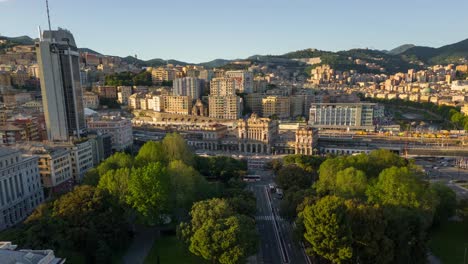 Luftbild-Zeitraffer-Der-Innenstadt-Von-Genua-Mit-Dynamischem-Verkehr-Und-Historischer-Architektur