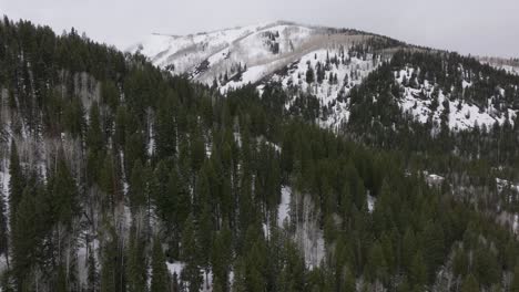 Luftumlaufbahn-In-Der-Nähe-Des-Solitude-Resorts-Im-Big-Cottonwood-Canyon,-Utah-Im-Späten-Frühling