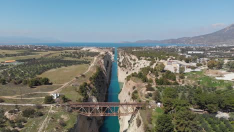 Brücke-über-Den-Kanal-Von-Korinth-Mit-Blick-Auf-Den-Golf-Von-Korinth-Im-Ionischen-Meer-In-Griechenland