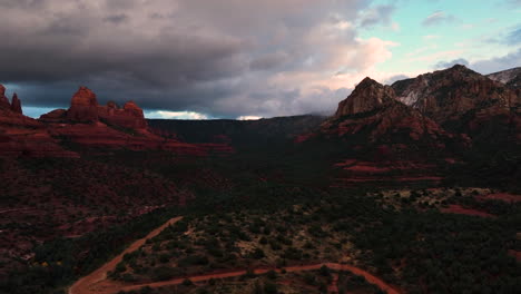 Las-Coloridas-Montañas-De-Arenisca-Y-Cañones-Sobre-El-Parque-Estatal-En-Arizona,-Sedona,-EE.UU.