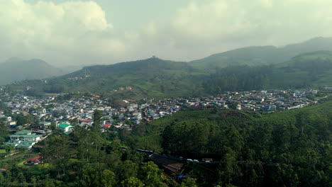 Vista-Real-De-Pequeños-Municipios-En-Medio-De-Plantaciones-De-Té-Y-Laderas-Forestales-De-La-Ciudad-De-Munnar,-Kerala,-India