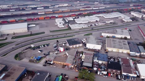 Eine-Gruppe-Von-Motorrädern-Fahren-Im-Industriegebiet-Von-Ogden-In-Calgary