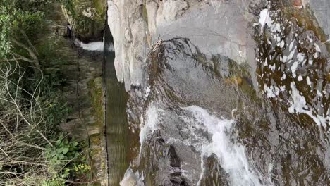 Kleiner-Wasserfall-Mitten-Im-Wald