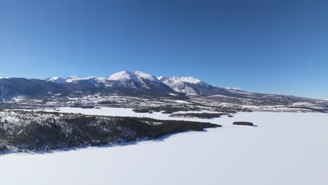 Depósito-Congelado-De-Dillon-Y-Cordillera-Cubierta-De-Nieve-En-Colorado