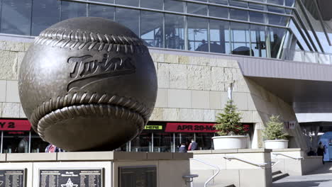 Minnesota-Twins-Bola-Fuera-Del-Estadio-De-Campo-Objetivo-Minneapolis,-EE.UU.