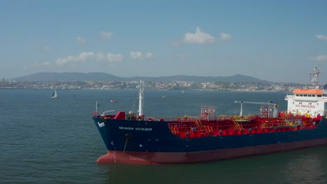 órbita-Aérea-Sobre-Un-Buque-De-Carga-Amarrado-En-El-Océano-Atlántico,-Costa-Portuguesa