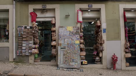 Vista-De-La-Entrada-De-La-Tienda-De-Souvenirs-De-Lisboa-En-Portugal.