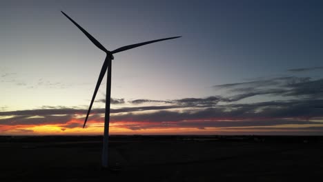 Silueta-De-Turbina-Eólica-Girando-En-El-Crepúsculo