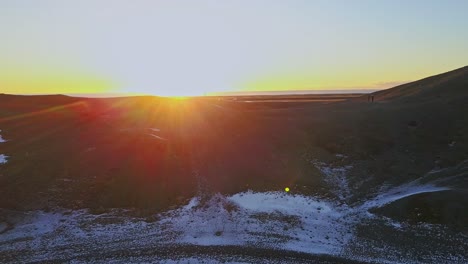 Amanecer-Sobre-El-Paisaje-De-Islandia-Con-Una-Toma-Aérea-Sobre-Un-Lago-De-Hielo-Y-Nieve.