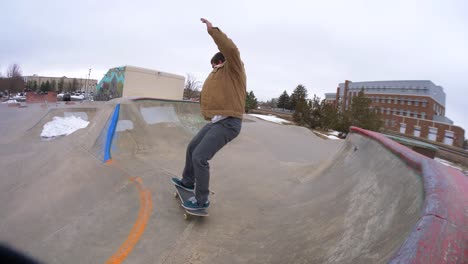 Skateboarder-Macht-Einen-360-Heelflip-Im-Skatepark