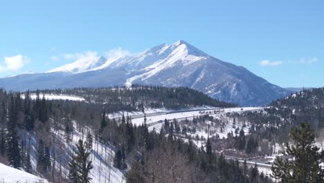 Hermoso-Paisaje-Invernal-Con-La-Montaña-De-Los-Cisnes-Y-La-Autopista-En-Colorado,-Estados-Unidos