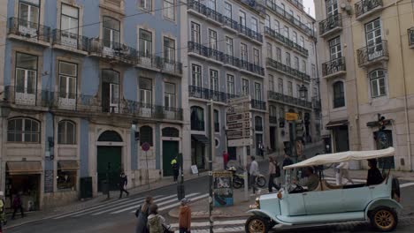 Aufnahme-Von-Alten-Straßen-Von-Lissabon-Mit-Portugiesischen-Architekturhäusern-In-Portugal