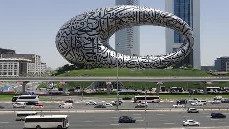 Tráfico-De-Dubai-En-Sheikh-Zayed-Road,-Enmarcado-Por-El-Museo-Del-Futuro-Y-Las-Torres-De-Los-Emiratos-Al-Fondo,-Emiratos-Árabes-Unidos
