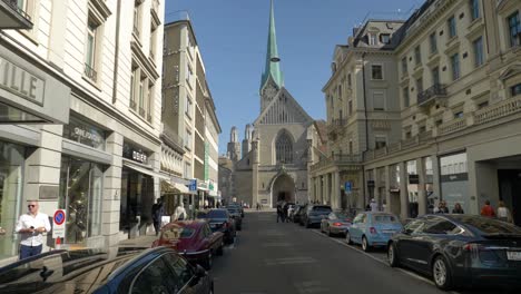 Coches-Estacionados,-Vista-De-La-Calle-De-La-Iglesia-Fraumünster-En-Zurich,-Suiza