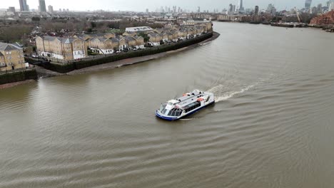 Thames-Clipper-Urber-Boot-Auf-Der-Themse-London-UK-Drohne,-Luftaufnahme