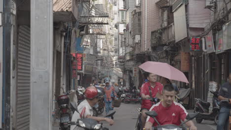 Chinese-Street-People-Walking,-Daytime