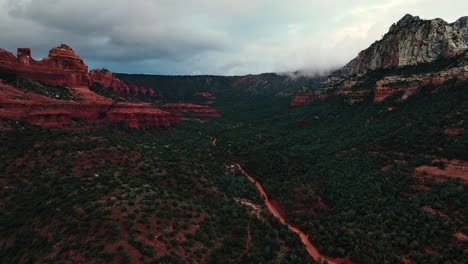 Malerische-Rote-Felsen-Und-Vegetation-In-Sedona,-Arizona-Bei-Sonnenuntergang---Drohnenaufnahme