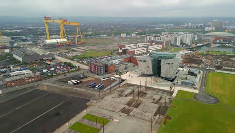 Antena-Del-Titanic-Belfast,-Irlanda-Del-Norte,-En-Un-Día-De-Mal-Humor.