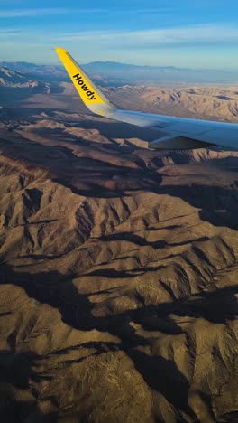 Vídeo-Vertical,-Ala-De-Avión-De-Spirit-Airlines-Sobre-El-Paisaje-Desértico-De-Nevada,-EE.UU.