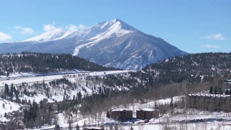 Majestätischer-Swan-Mountain-Und-Winterlandschaft-Der-Colorado-Mountains