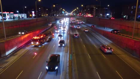 Un-Camión-De-Bomberos-Cierra-Un-Carril-En-La-Carretera-Con-Bengalas-Detrás