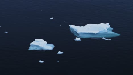 Hielo-Marino-De-La-Antártida-Cerca-Flotando-En-El-Océano,-Pequeños-Trozos-De-Hielo-En-El-Agua-De-Mar-En-La-Antártida,-Icebergs-En-El-Océano-De-La-Península-Antártica-En-Invierno,-Detalles-Del-Paisaje-Marino-Con-Fondo-Oscuro-En-Una-Escena-Helada