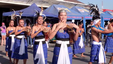 Una-Danza-Cultural-Tradicional-Y-Una-Actuación-De-Jóvenes-Timorenses-Antes-De-La-Pandemia-Para-Dar-La-Bienvenida-Al-Turismo-Turístico-De-Pasajeros-De-Cruceros-Extranjeros-En-Dili,-Timor-Leste,-Sudeste-Asiático,-En-Agosto-De-2019